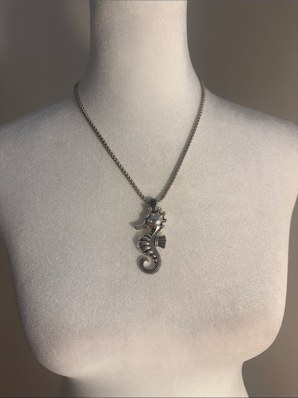 Seahorse Pendant Necklace in Silver - Elegant Ocean-Inspired Jewelry